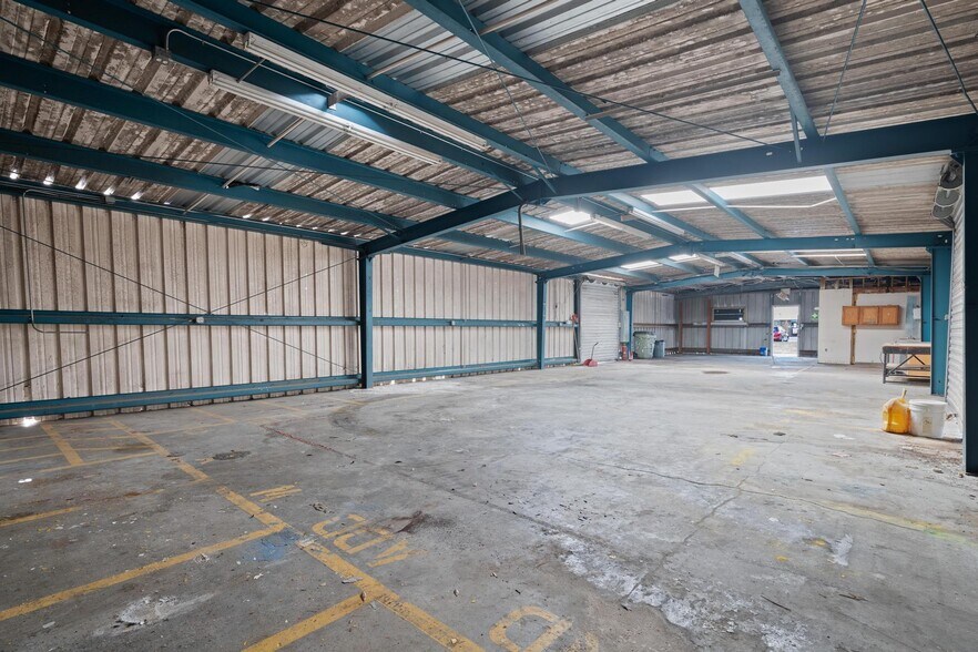More Photos Of 2060 Range Rd, Clearwater Service For Lease