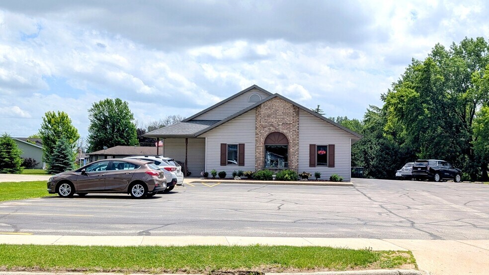 More Photos Of 155 W Menasha Ave, Whitelaw Flex For Sale