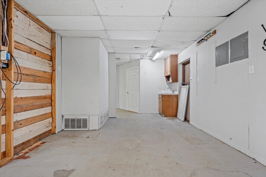 More Photos Of 203 N Spring St, Grand Saline Office For Sale