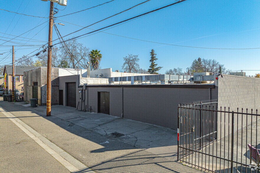 More Photos Of 216-220 Riverside Ave, Roseville Storefront Retail Office For Lease