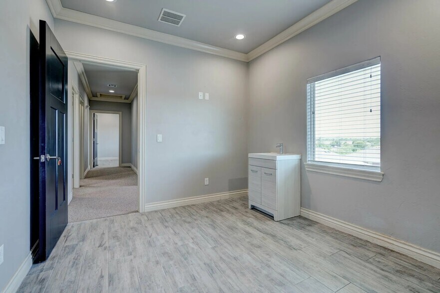 More Photos Of 1933 NW 142nd St, Oklahoma City Office For Sale