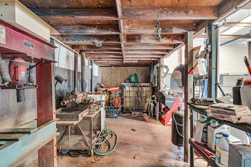 More Photos Of 3601 Hospital St, Pascagoula Auto Repair For Sale