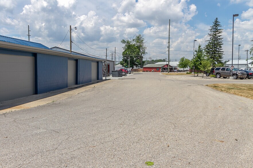 More Photos Of 925 Virginia St, Shelbyville Warehouse For Lease