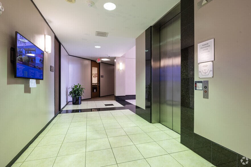 More Photos Of 14425 Torrey Chase Blvd, Houston Office For Lease