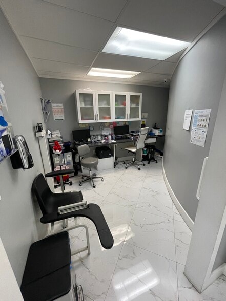 More Photos Of 1400 NE Miami Gardens Dr, Miami Medical For Lease