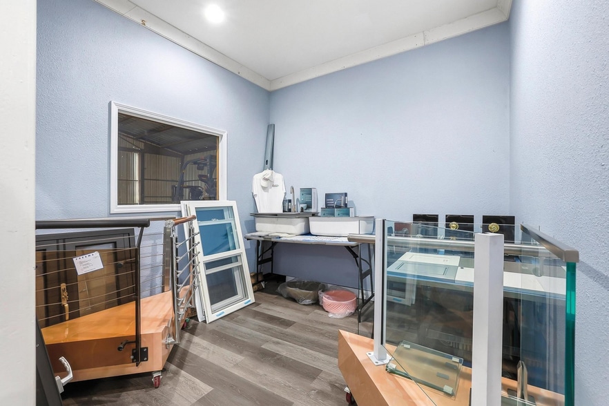 More Photos Of 3301 S State Highway 121, Bonham Showroom For Sale