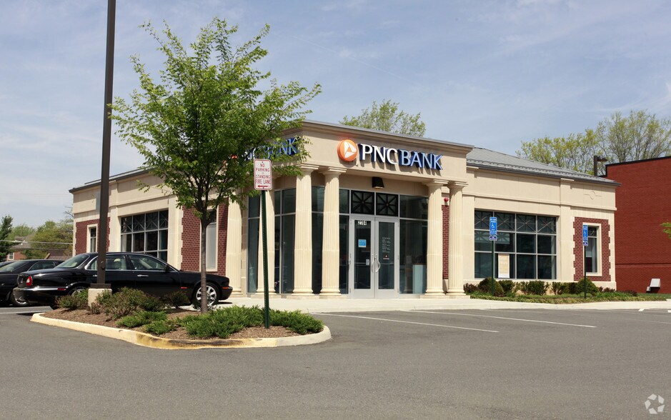 More Photos Of 2964 Chain Bridge Rd, Oakton Bank For Lease