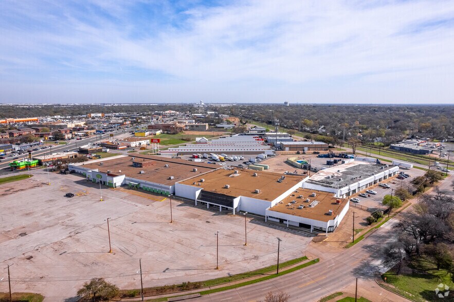 More Photos Of 10710-10724 Garland Rd, Dallas Supermarket For Lease