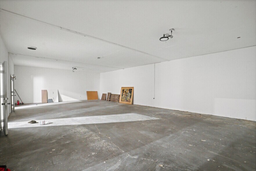 More Photos Of 21328 Hart St, Canoga Park Warehouse For Lease