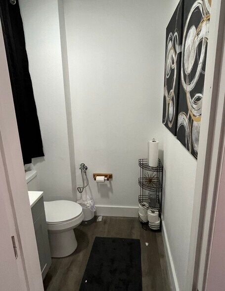 More Photos Of 4310 5th Ave, Marianna Medical For Lease