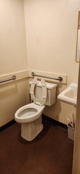 More Photos Of 1123 Forest Pky, Forest Park Flex For Lease