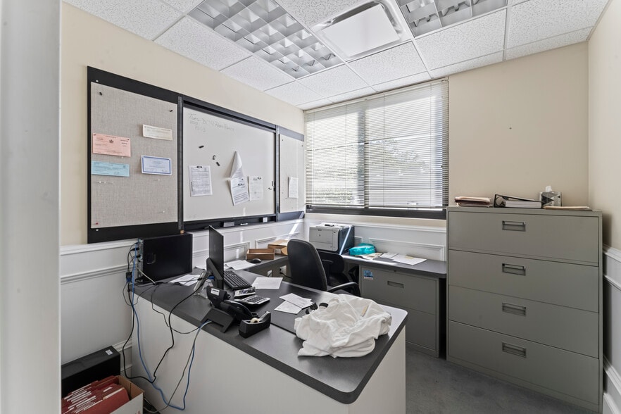 More Photos Of 23 Ryan St, Stamford Service For Sale