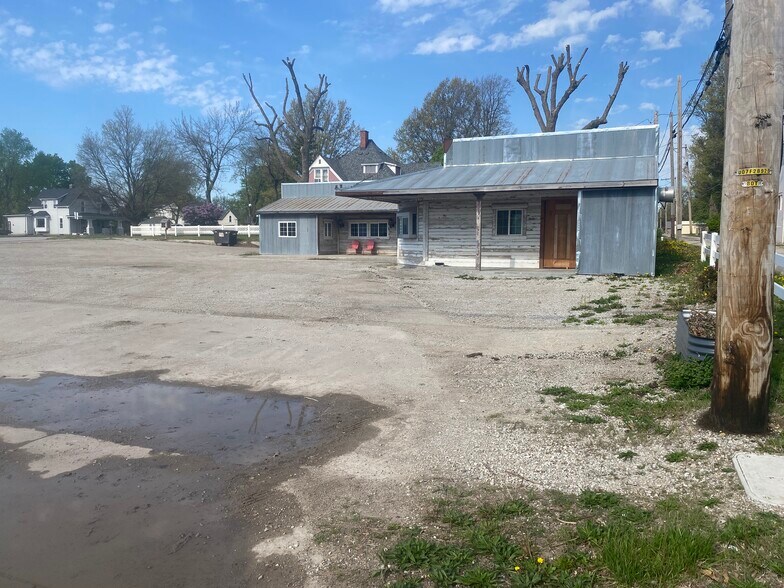 More Photos Of 100 Oregon St, Hiawatha Flex For Sale