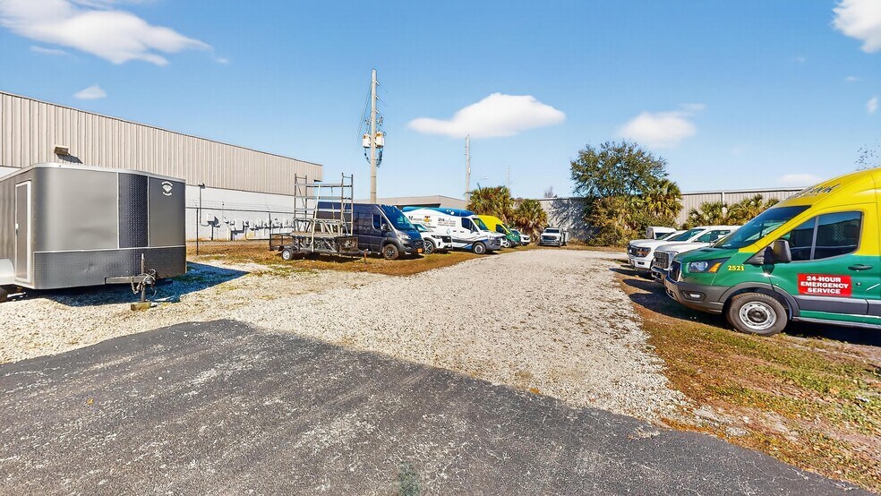 More Photos Of 4395 Dardanelle Dr, Orlando Warehouse For Lease