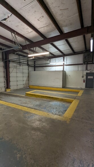 More Photos Of 1416 Twin Oaks St, Wichita Falls Warehouse For Lease