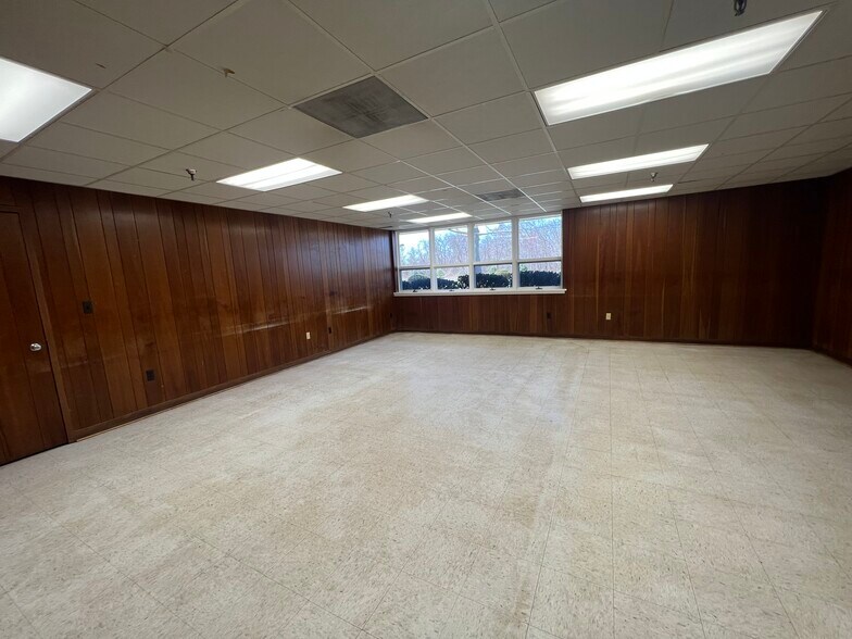 More Photos Of 86 Vanderveer Rd, Freehold Light Distribution For Lease