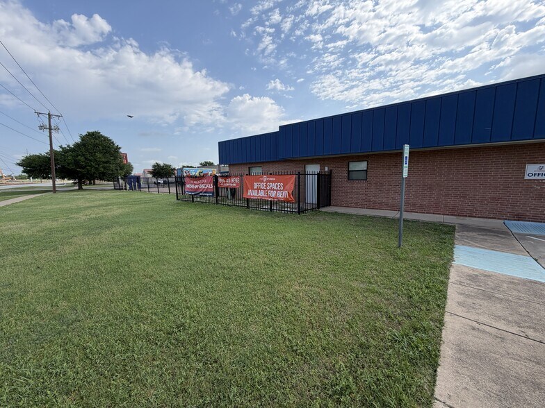 More Photos Of 7321 Wichita St, Forest Hill Self Storage For Lease