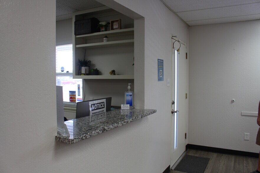 More Photos Of 8008 Menaul Blvd NE, Albuquerque Medical For Sale