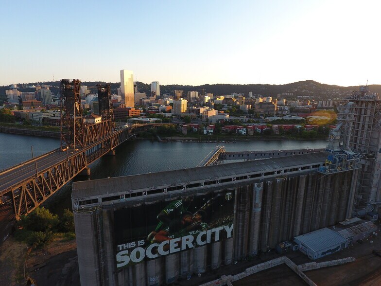 More Photos Of 900 N Thunderbird Way, Portland Distribution For Sale