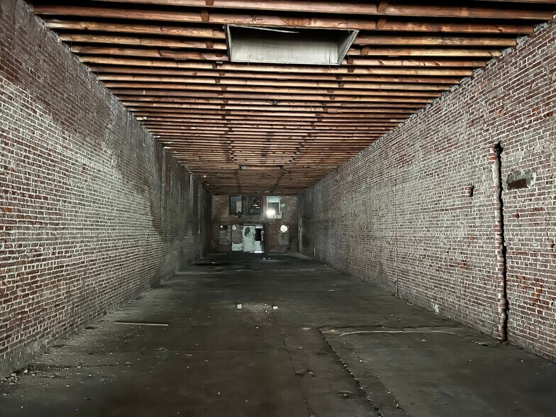 More Photos Of 2013 5th Ave N, Birmingham Restaurant For Lease