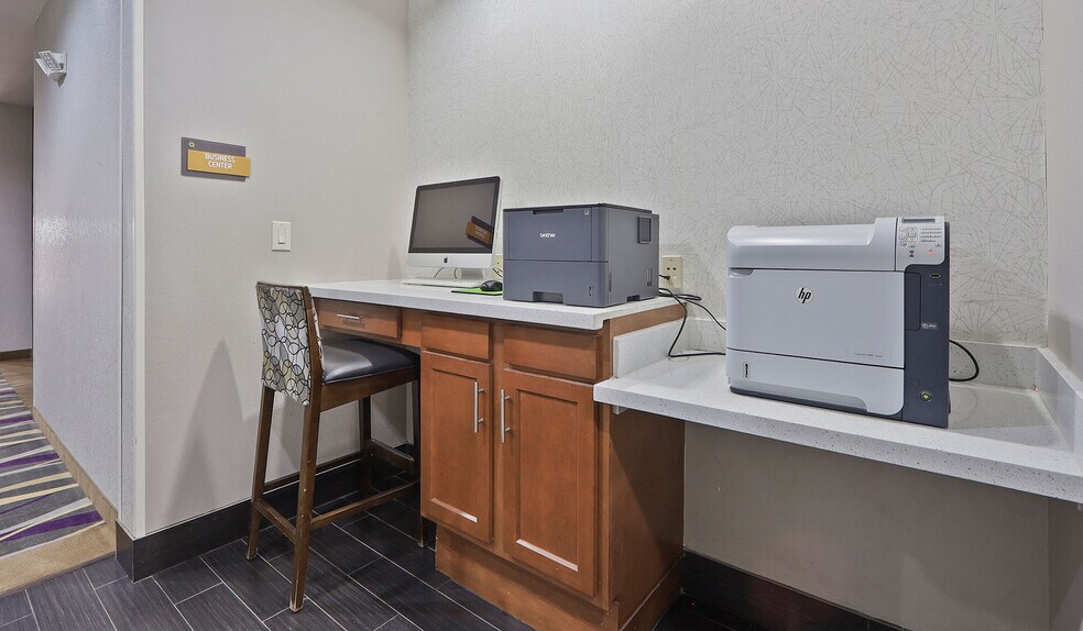 More Photos Of 203 E Highway 90, Luling Hotel For Sale