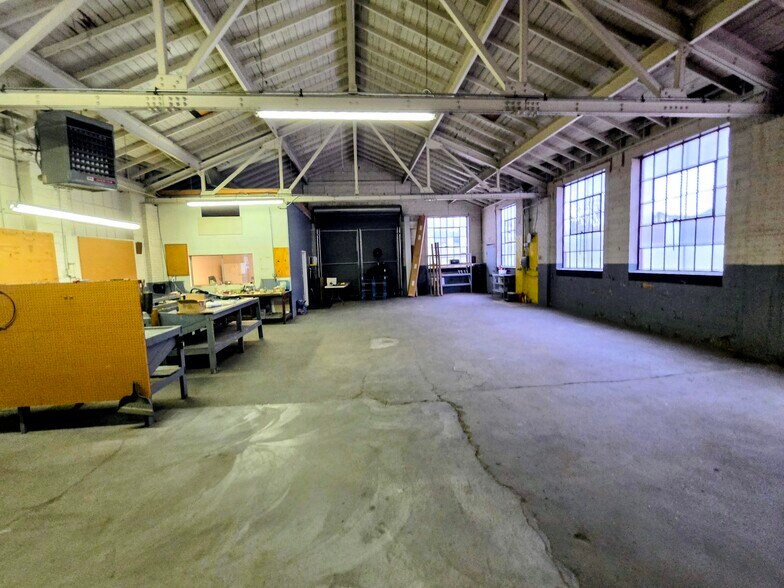 More Photos Of 1416 Lewis St, Charleston Warehouse For Sale