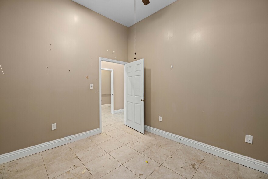 More Photos Of 307 W Avenue I, Lancaster Service For Sale