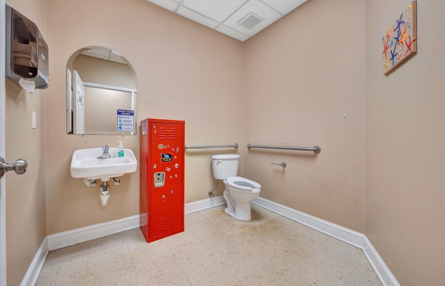 More Photos Of 1101-1109 Electric Rd, Salem Medical For Sale