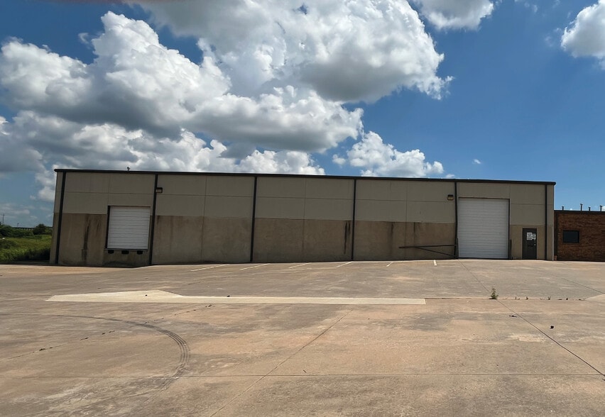 More Photos Of 3120 Melcat Dr, Oklahoma City Warehouse For Lease
