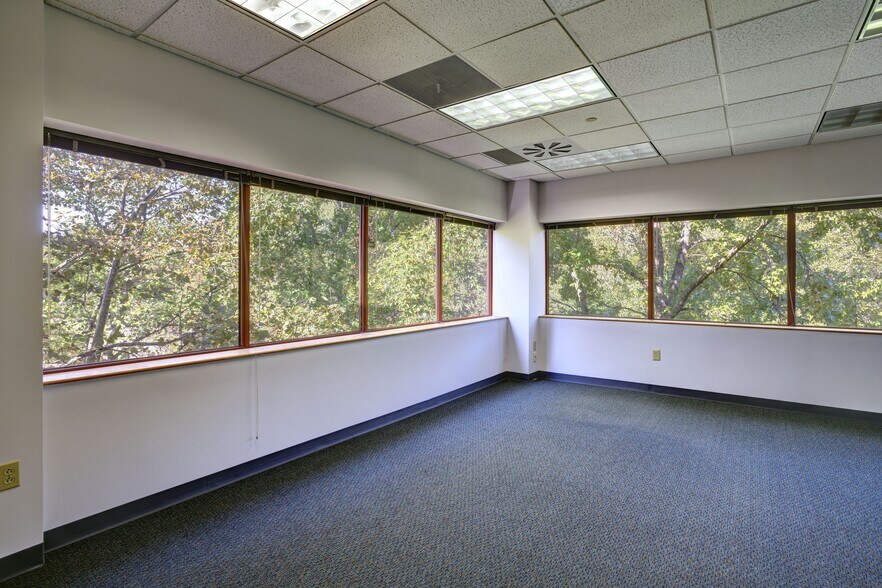 More Photos Of 5 Vaughn Dr, Princeton Office For Sale