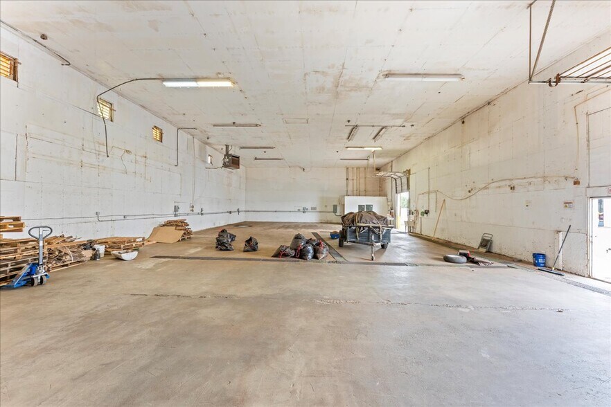 More Photos Of 3151 Waconda Rd NE, Gervais Warehouse For Lease