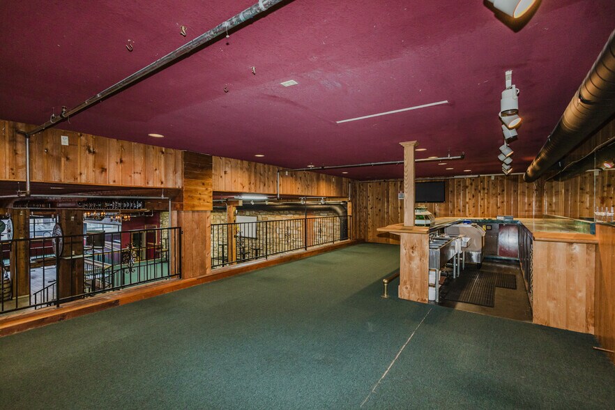 More Photos Of 830 N Kansas Ave, Topeka Bar For Sale