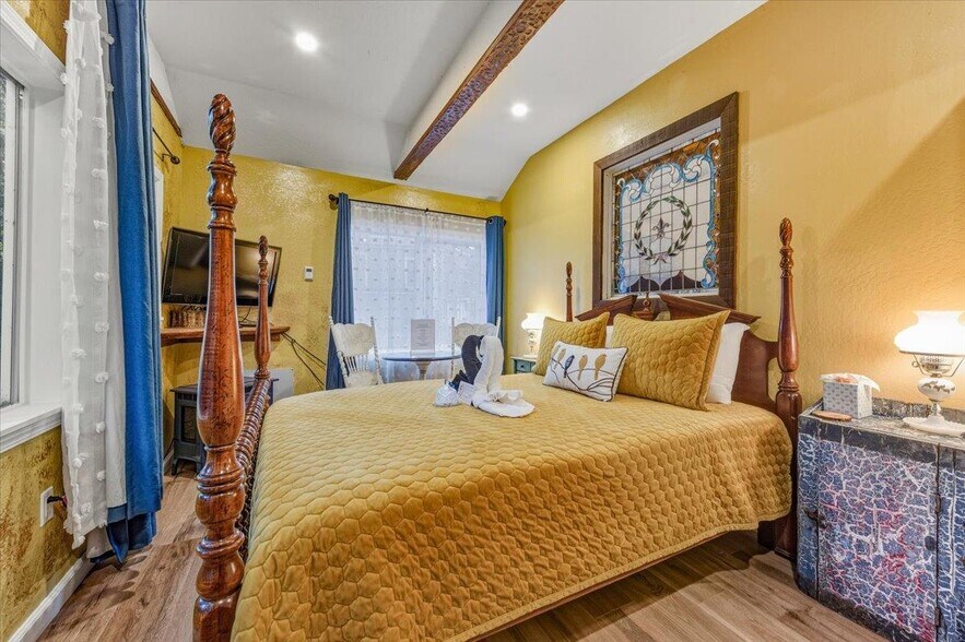 More Photos Of 301-317 S Pine St, Nevada City Hotel For Sale