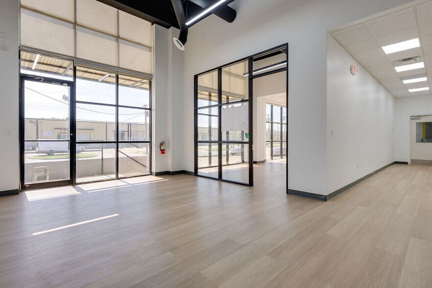More Photos Of 4855 Cash Rd, Dallas Showroom For Lease