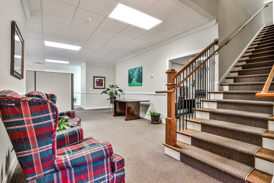 More Photos Of 1905 Woodstock Rd, Roswell Office For Lease