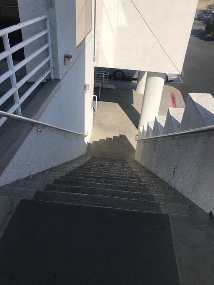 More Photos Of 19626 Ventura Blvd, Tarzana Office For Lease