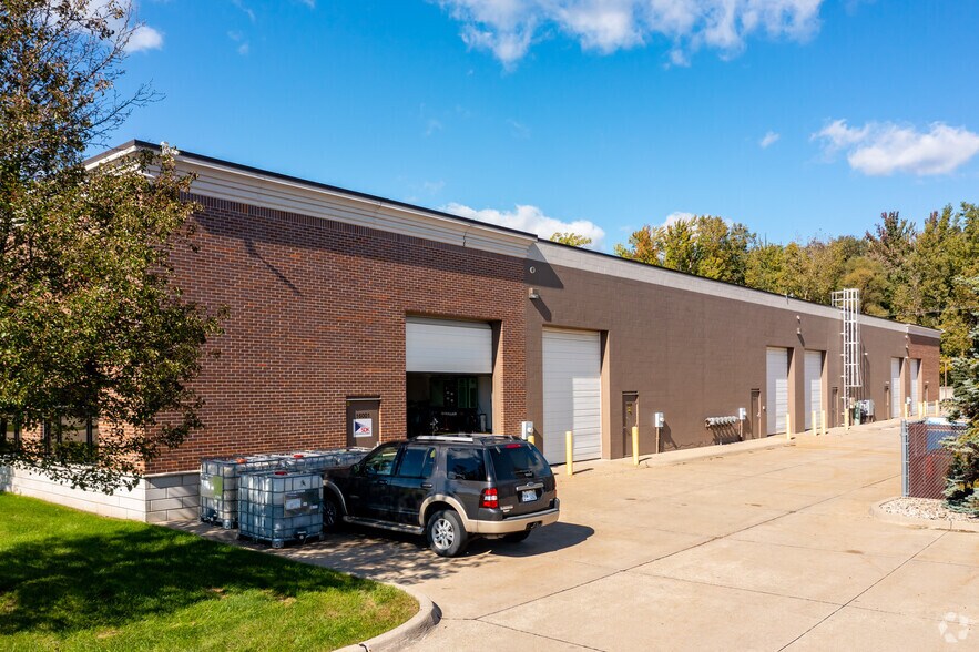 More Photos Of 16001-16041 Leone Dr, Macomb Warehouse For Lease