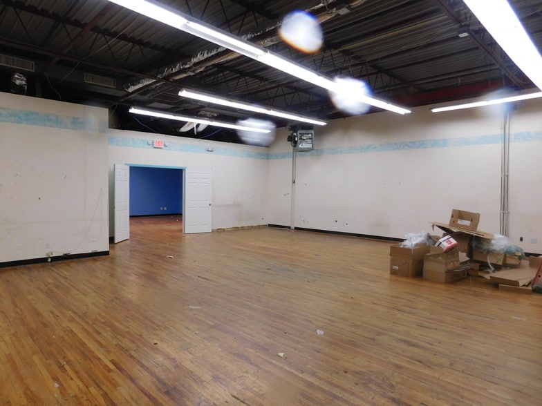 More Photos Of 131 Liberty Ave, Mineola Warehouse For Sale