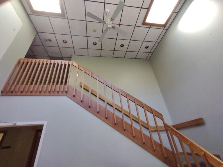 More Photos Of 474 Summit St, Elgin Office For Lease