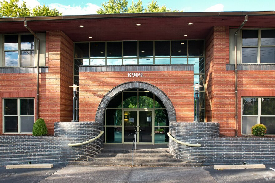 More Photos Of 8909 Ladue Rd, Saint Louis Office For Sale