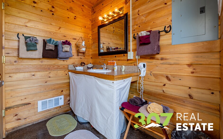 More Photos Of 30 Nielson Trl, Cody Hospitality For Sale