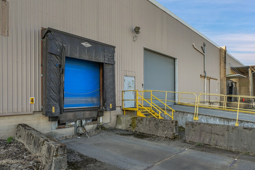 More Photos Of 9930 N Burgard Way, Portland Warehouse For Sale