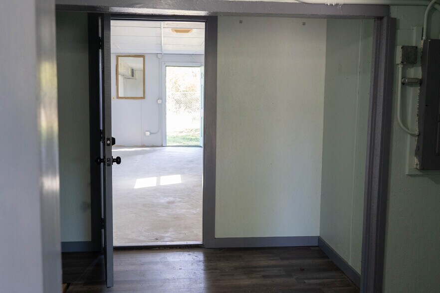 More Photos Of 605 Martin Luther King Jr Dr, Temple Research And Development For Sale