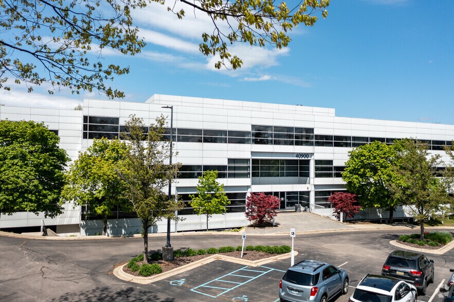 More Photos Of 40900 Woodward Ave, Bloomfield Hills Coworking Space