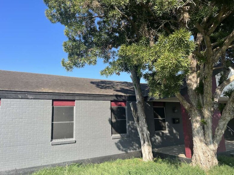 More Photos Of 1120 E Sen Carlos Truan Blvd, Kingsville Restaurant For Sale