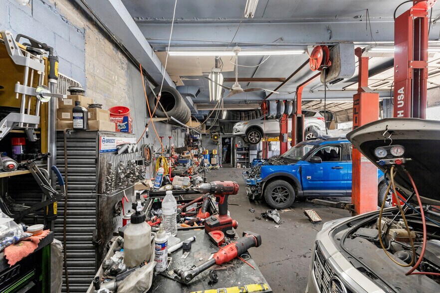 More Photos Of 10200 Whittier, Detroit Auto Repair For Lease