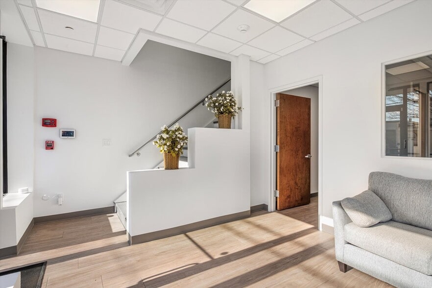 More Photos Of 25 Willowdale Ave, Port Washington Office For Sale