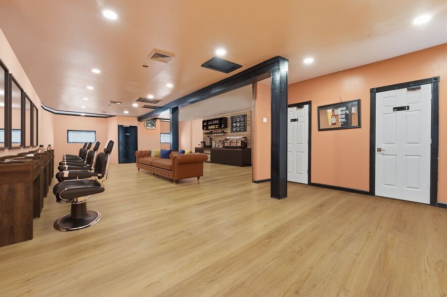 More Photos Of 73 Ferry St, Middletown Bar For Sale
