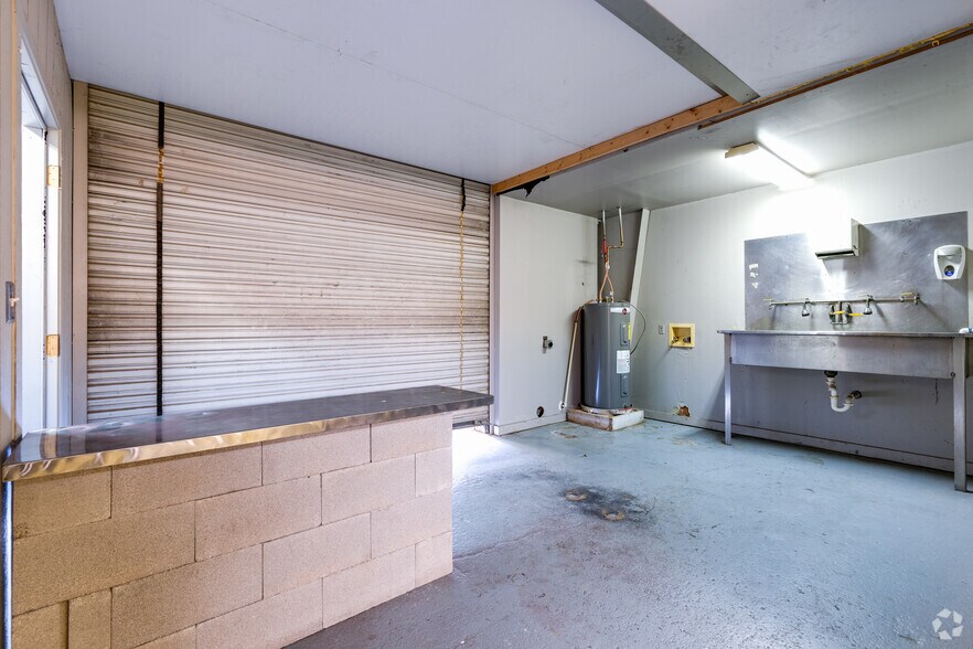 More Photos Of 2333-2337 Delante St, Haltom City Warehouse For Sale