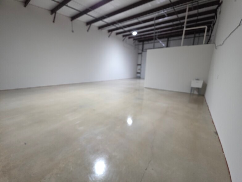 More Photos Of 1304 Leander Dr, Leander Warehouse For Lease
